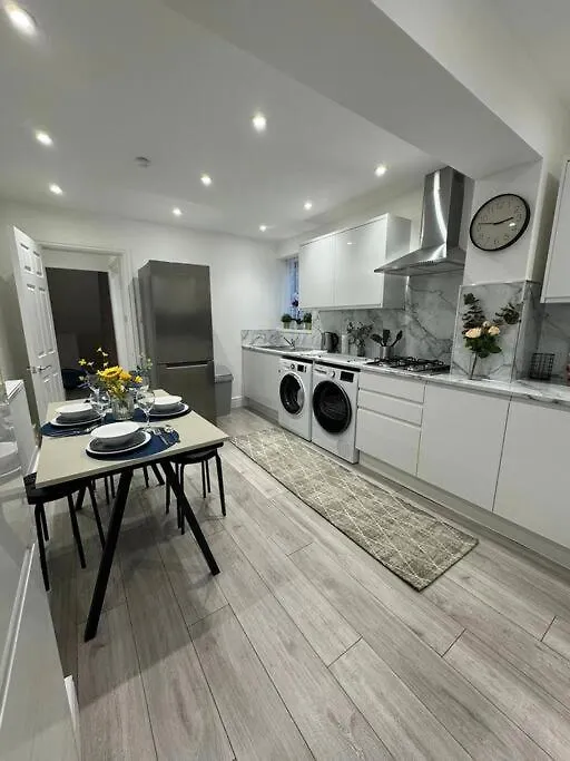 Modern 5 Bed Near Excel -Big Ben Villa London Holiday home