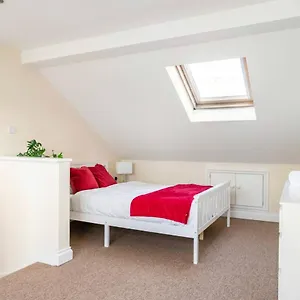 2 Bed Terraced House With Loft In Stratford Holiday home